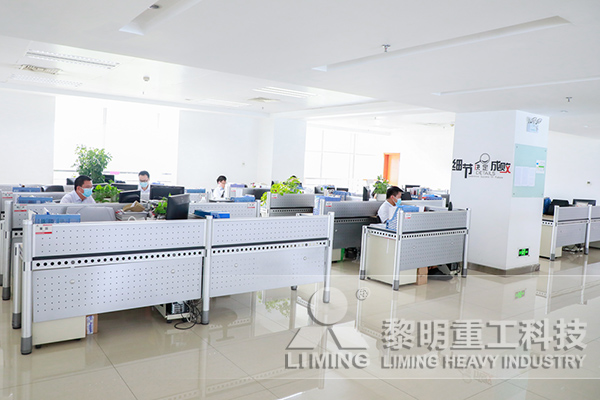 空曠的辦公室里,大家遙遙相望,互相“罩”顧 空曠的辦公室里,大家遙遙相望,互相“罩”顧