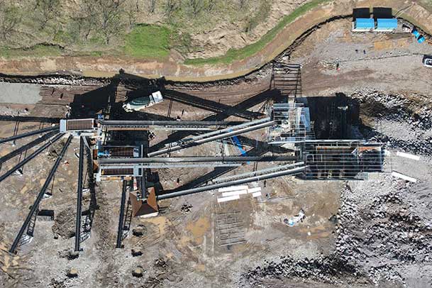 移動破碎制砂一體機生產(chǎn)線現(xiàn)場作業(yè)