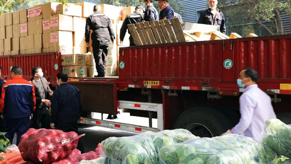 志愿者們裝車中