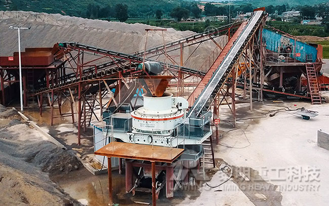 花崗巖加工機(jī)制砂現(xiàn)場