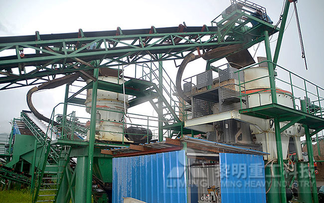 山東花崗巖制砂現(xiàn)場，圓錐破+制砂機(jī)
